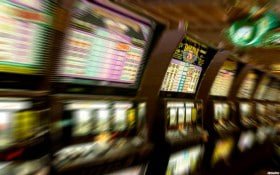 Pemain Indonesia mengikuti sesi Bingo online kdg789 slot dari smartphone